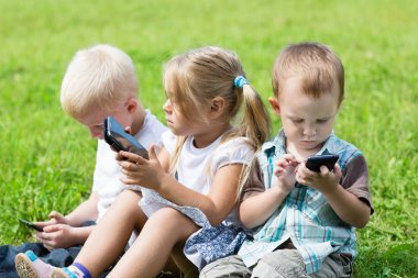 Şirin çocuk akıllı telefonlar kullanarak