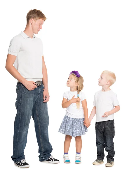 Jongere broer en zus kijken naar oudere broer — Stockfoto