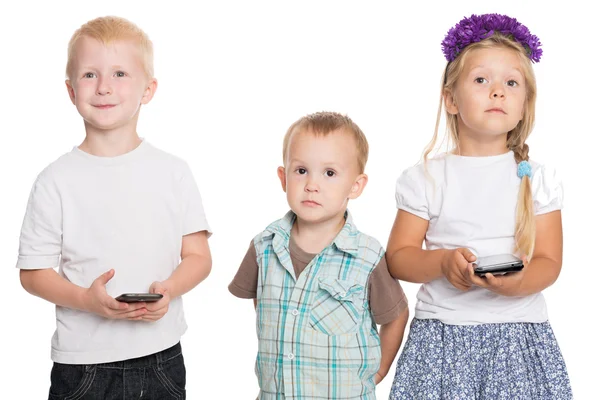 Vrolijke broers en zussen met smartphones — Stockfoto