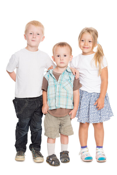 Два брата и сестра находятся в полном росте
