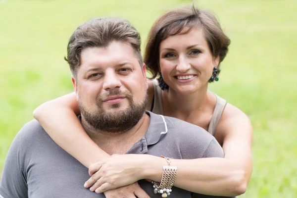 Man en vrouw in een park — Stockfoto