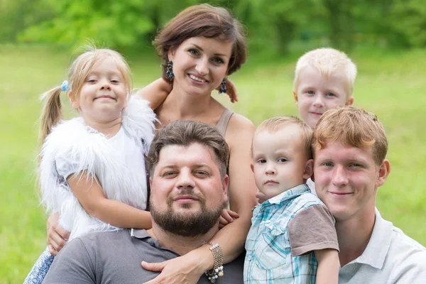 Padres con cuatro hijos en un parque — Foto de Stock