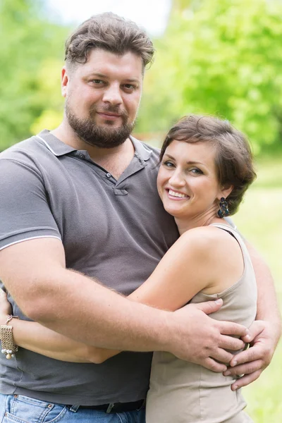 Geliebter Mann und Frau umarmen sich — Stockfoto