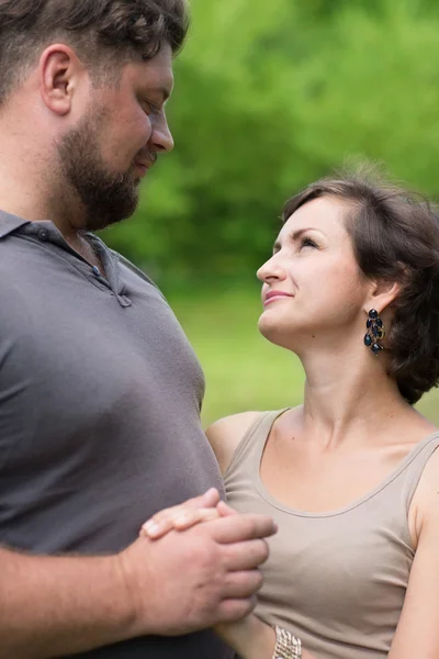 Hombre y mujer mirándose. — Foto de Stock