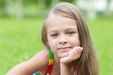 Meraklı göz ile kız portresi 