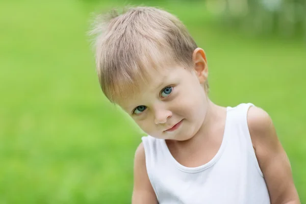 Liten blond pojke utomhus — Stockfoto