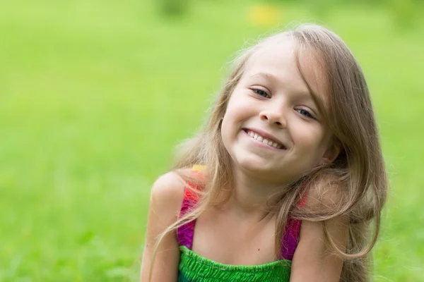 Portrait d'une petite fille sur fond vert — Photo