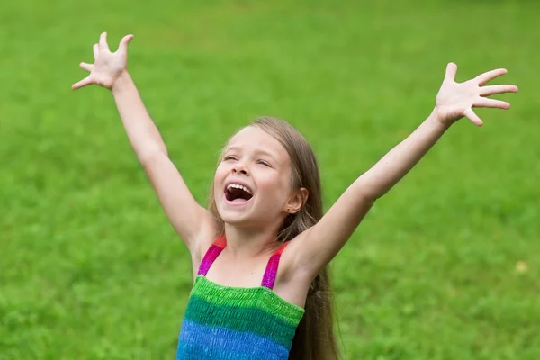 Söt flicka sju år med öppna armar — Stockfoto
