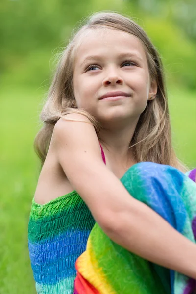 Petite fille assise sur l'herbe — Photo