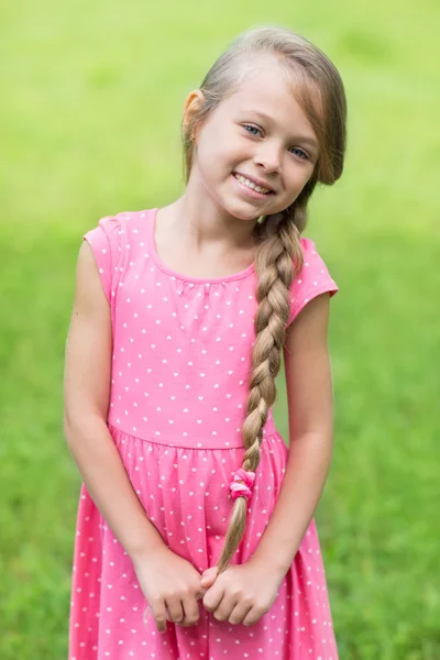 Porträtt av en söt ung flicka — Stockfoto