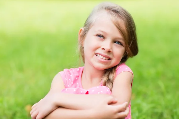 Sorrindo menina loira olhando para cima — Fotografia de Stock