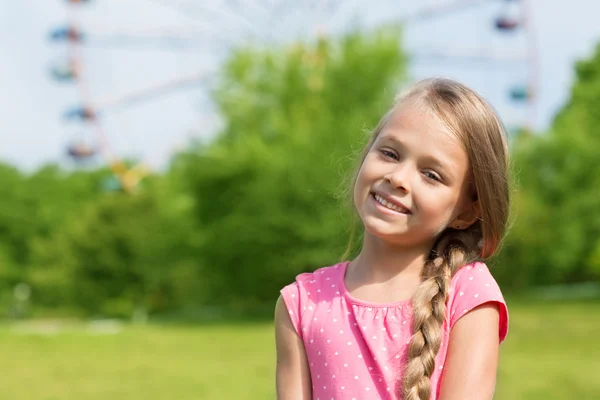 Fille sept ans dans un parc d'attractions — Photo