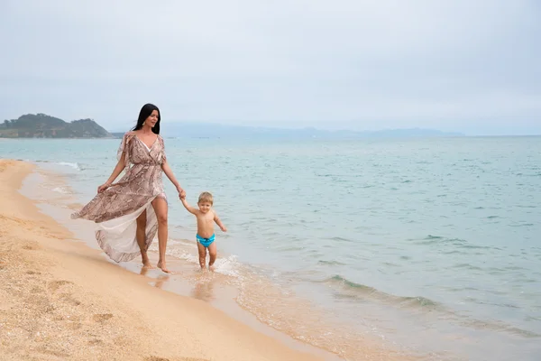Moeder met jonge zoon op het strand — Stockfoto