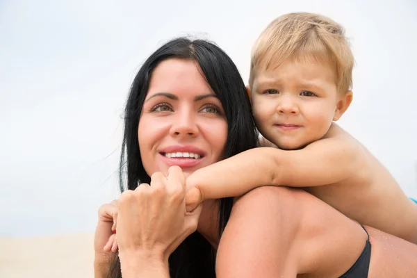 Porträt junge Mutter und ihr Sohn — Stockfoto