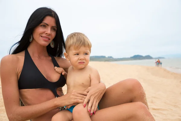 Mãe e seu filho em uma praia do mar — Fotografia de Stock