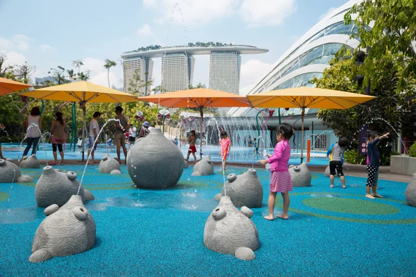 I bambini giocano nell'area giochi di Singapore — Foto Stock