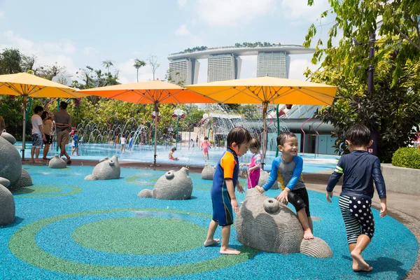 Crianças brincam na área de jogos em Cingapura — Fotografia de Stock