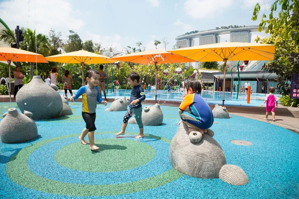Les enfants jouent dans l'aire de jeux à Singapour — Photo