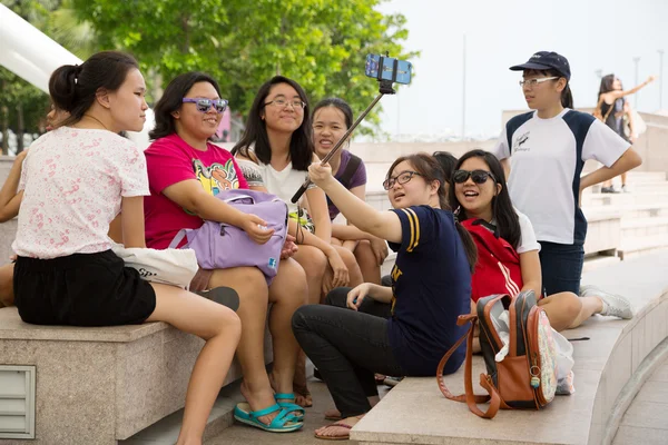 Gelukkig Aziatische meisjes nemen selfie in Singapore Stockfoto