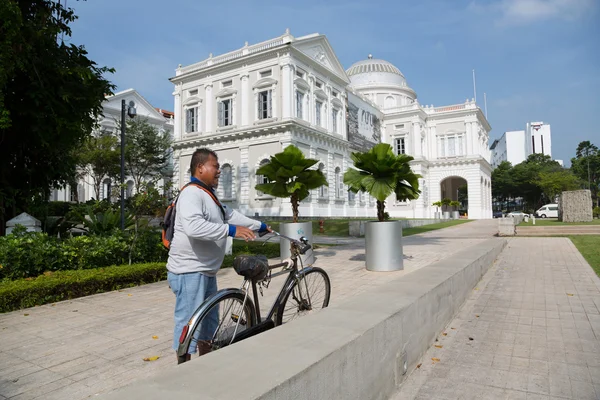 Singaporese tegenover het National Museum of Singapore Rechtenvrije Stockafbeeldingen