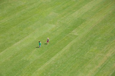 Erkek ve kız Bay tarafından park bahçelerde