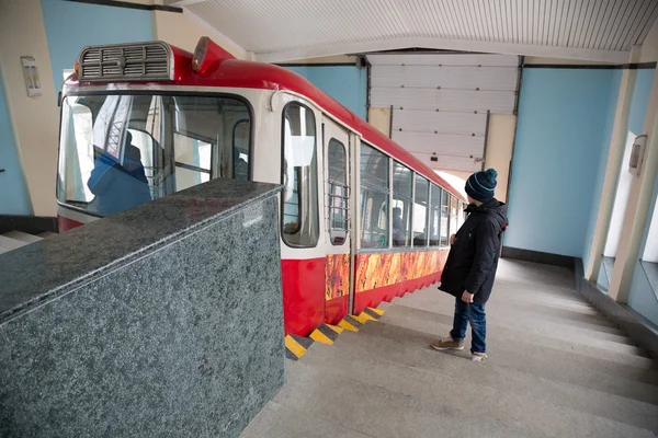 Boy stands at the entrance to the car funicular — Stock Photo, Image