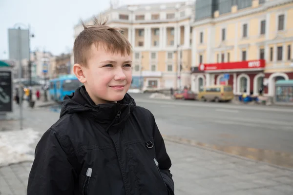 Garçon dans le centre de Vladivostok au printemps — Photo