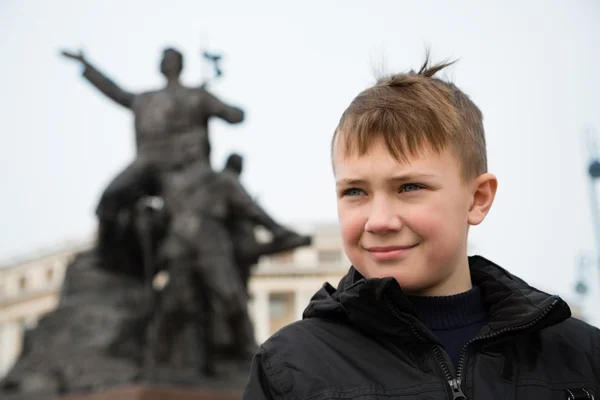 Boy in the center of Vladivostok in the spring — Stock Photo, Image