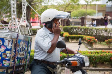 Satıcı mobil bir konuşmayı dondurma