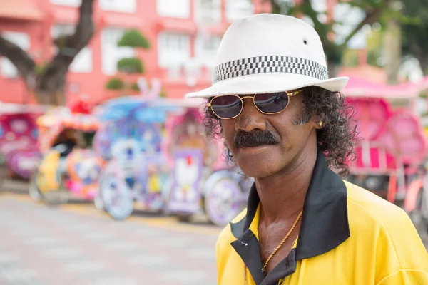 Retrato de um homem malaio invulgarmente extravagante — Fotografia de Stock