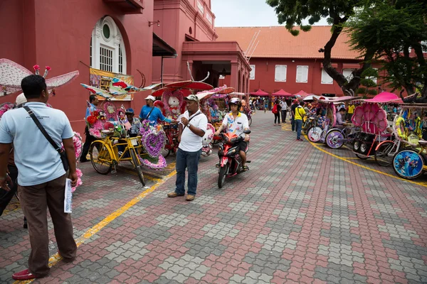 Riquixás de estacionamento na Praça Holandesa em Malaca — Fotografia de Stock