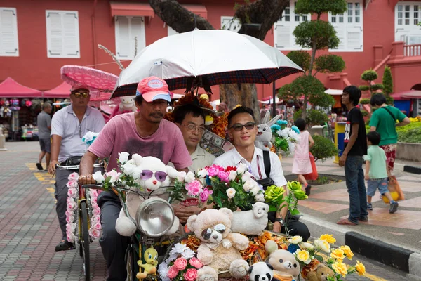 在一辆黄包车在马六甲旅游的游客 — 图库照片