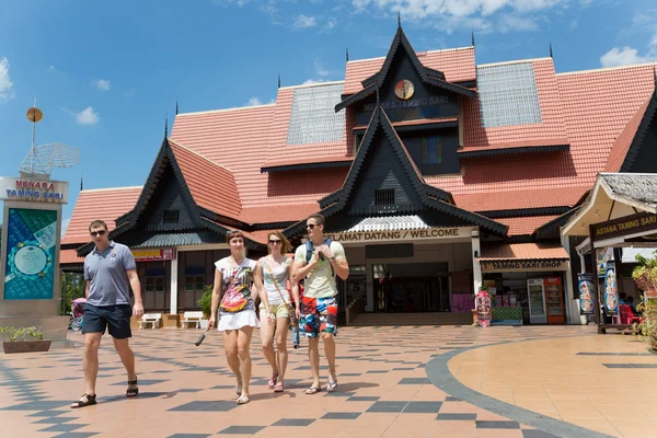 European tourists in the center of Malacca, Malaysia — Stock Photo, Image