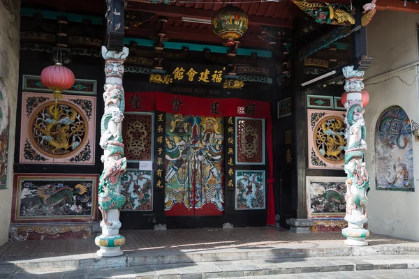 Facade is decorated in traditional Chinese style — Stock Photo, Image