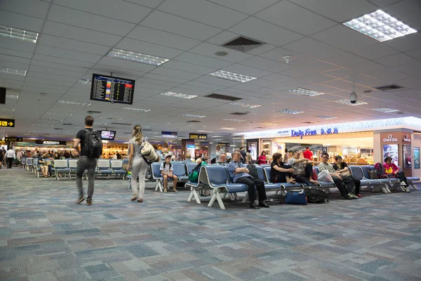 Pasajeros en la isla del aeropuerto Phuket — Foto de Stock