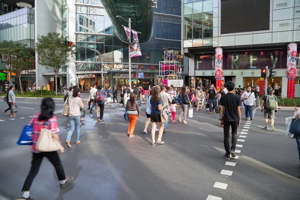 Människor på ett övergångsställe på Orchard Road — Stockfoto