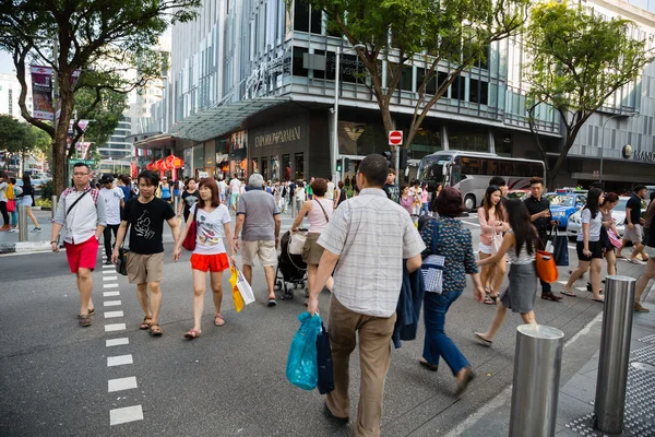 Lidé na přechodu pro chodce na ulici Orchard Road — Stock fotografie
