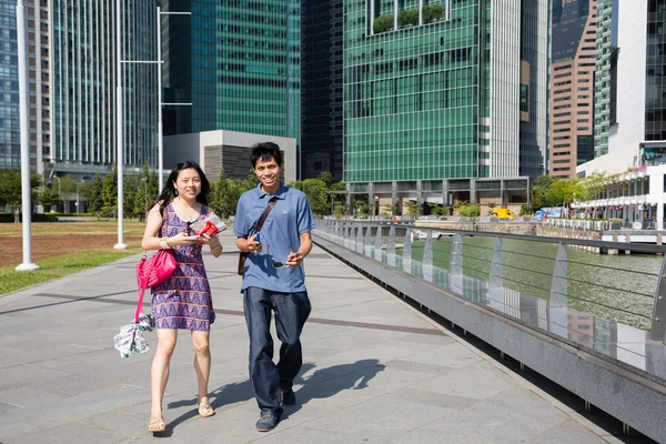 Mladý pár, procházky po nábřeží Marina Bay — Stock fotografie