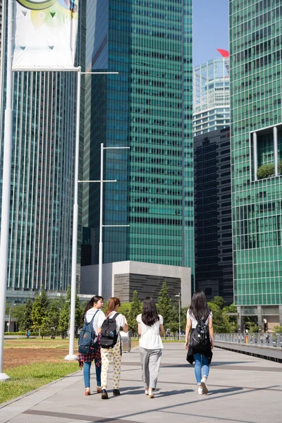 Meisjes lopen langs de waterkant Marina Bay in Singapore — Stockfoto