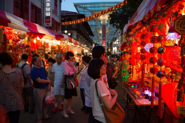 Entertainment vertegenwoordiging met behulp van quadcopter in Chinatown — Stockfoto