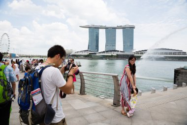 Singapur fonunda fotoğraflandı turist