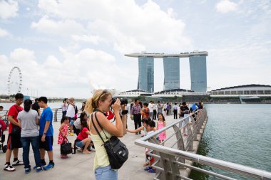 Singapur fonunda fotoğraflandı turist