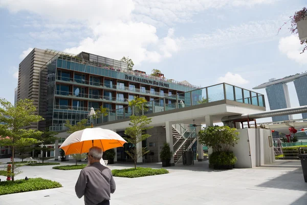 Het Fullerton Bay Hotel aan de waterkant Marina Bay — Stockfoto