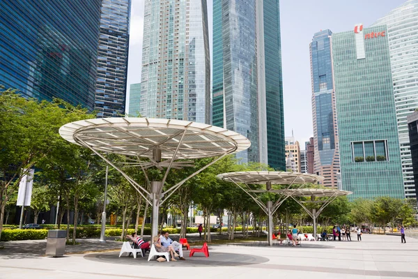 As pessoas relaxam à beira-mar Marina Bay em Cingapura — Fotografia de Stock