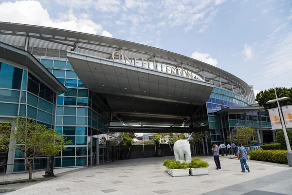 Één Fullerton aan de waterkant van de Marina Bay in Singapore — Stockfoto