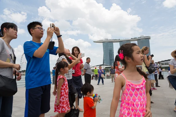 Turisti fotografati sullo sfondo di Singapore — Foto Stock