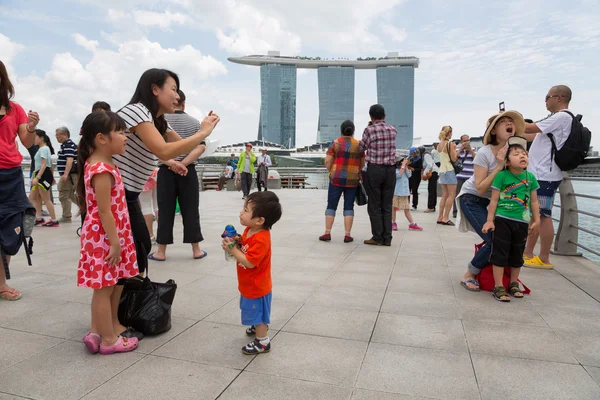 Toeristen gefotografeerd tegen de achtergrond van Singapore — Stockfoto