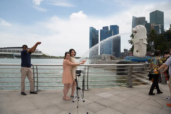 Tourists take pictures near Merlion in Singapore — Stock Photo, Image