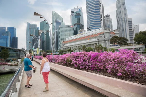 Touristes sur l'Esplanade Drive à Singapour — Photo