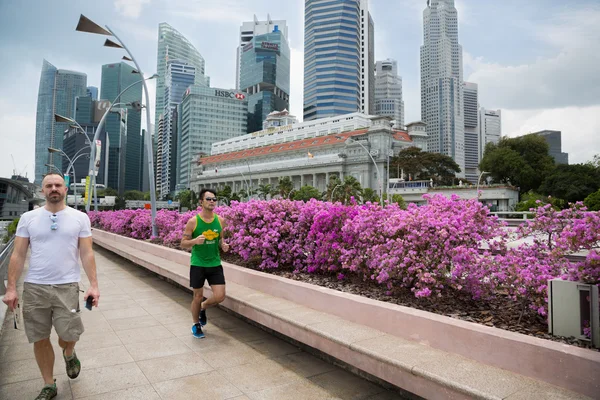 Touristes et coureur sur l'Esplanade Drive à Singapour — Photo